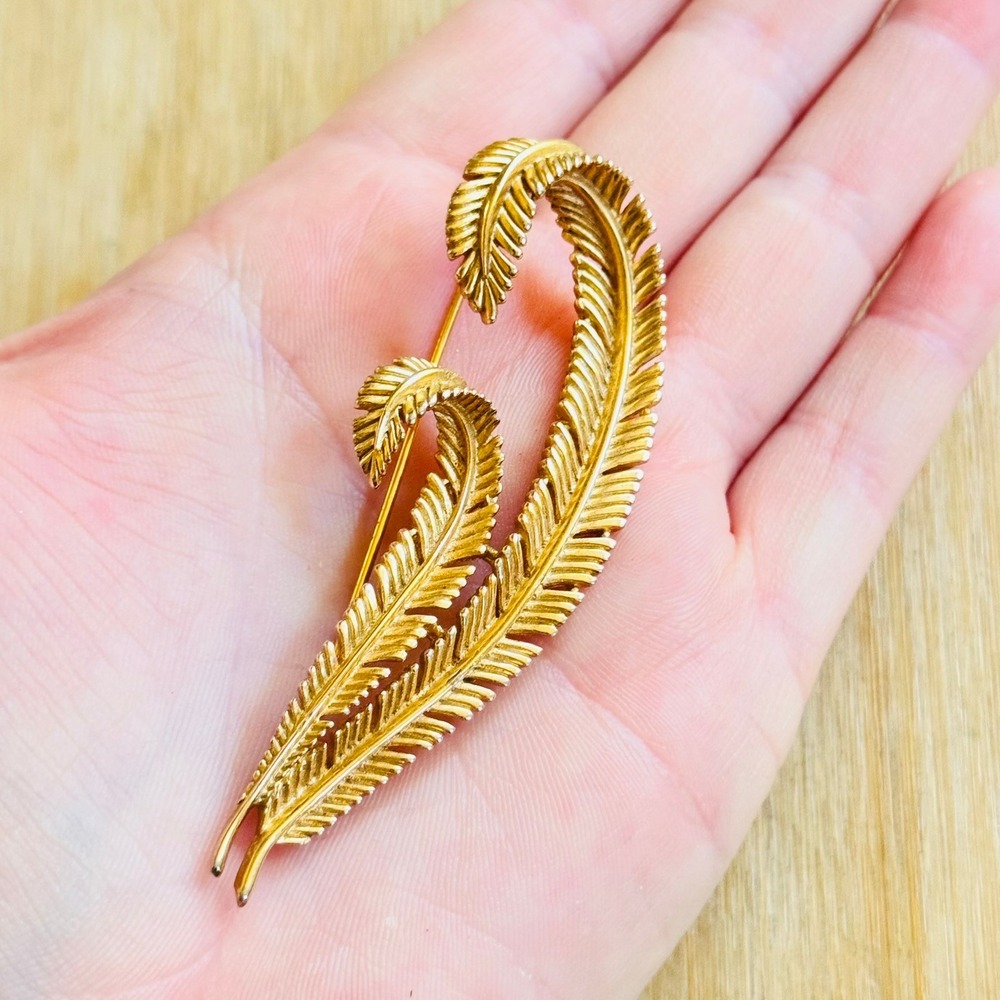 Crown Trifari VTG Double Feather Pin Brooch Signed Brushed Gold Retro Signed